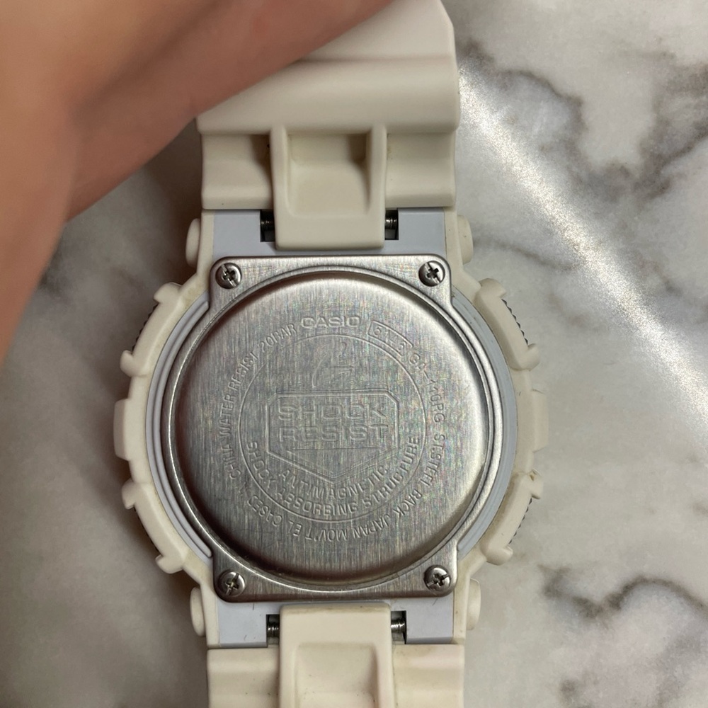 White gshock ga-100RG
